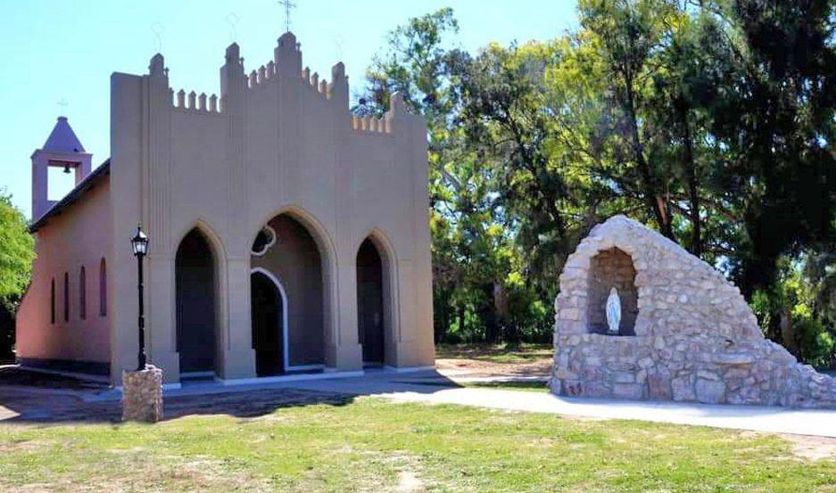 La capilla tiene un estilo gótico Adem�s se levantó una gruta en el frente de la misma