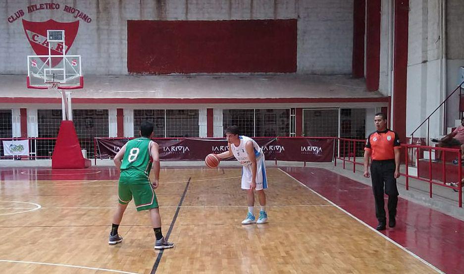 Facundo Prado se adaptó al puesto de base pero
adem�s fue importante en el goleo y en los rebotes