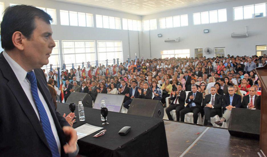 El gobernador agradeció especialmente a los docentes santiagueños por cumplir una vez m�s con el calendario escolar