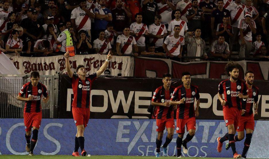 El juvenil Adolfo Gaich marcó el �nico tanto en la primera parte