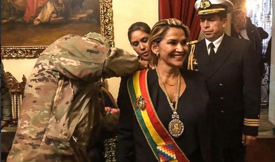La presidenta interina de Bolivia salió a criticar al gobierno que va a asumir la conducción de la Argentina