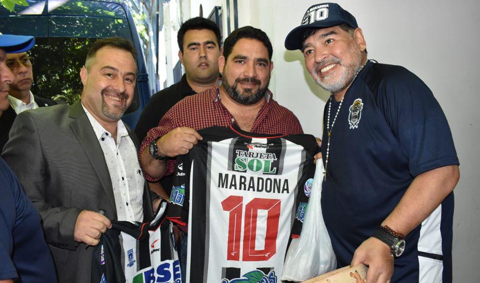 VIDEO  Maradona recibioacute un bombo y una camiseta de Central en la previa del partido