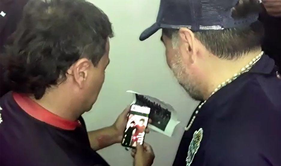 VIDEO  Coleoni le mostroacute a Maradona algunas fotos de cuando jugaron juntos