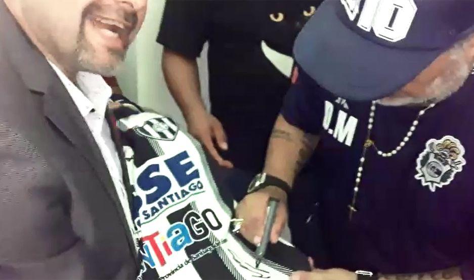 VIDEO  Maradona firmoacute una camiseta de Central Coacuterdoba