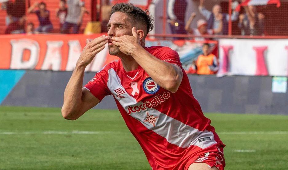 EN VIVO  Argentinos Juniors recibe a Estudiantes buscando quedar como uacutenico puntero