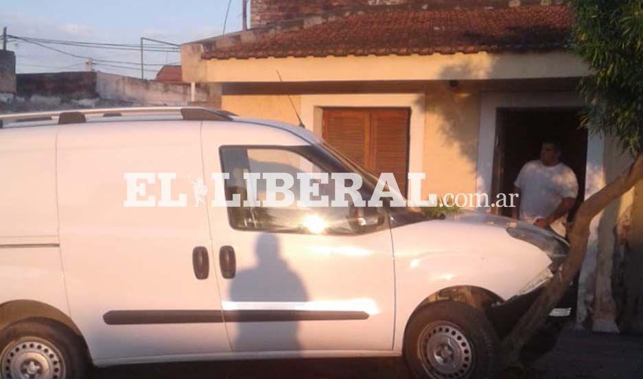 Auto fuera de control subioacute a la vereda y se estrelloacute contra un aacuterbol- un vecino se salvoacute de milagro