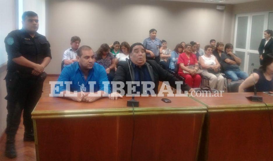 El acusado Iv�n Negro de Victoriano Navarro junto a su abogado defensor Dr Juan José Saín