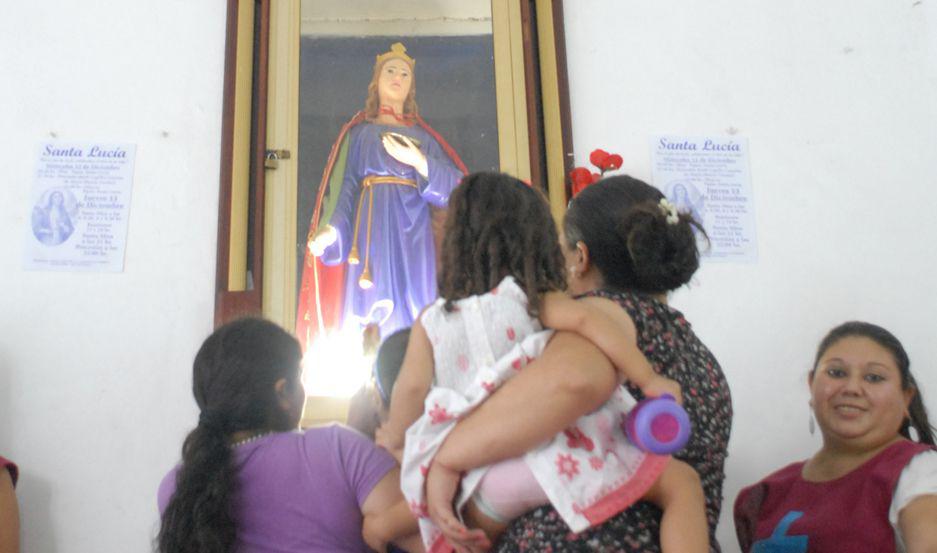 La feligresiacutea local honraraacute a  Santa Luciacutea en su fiesta anual