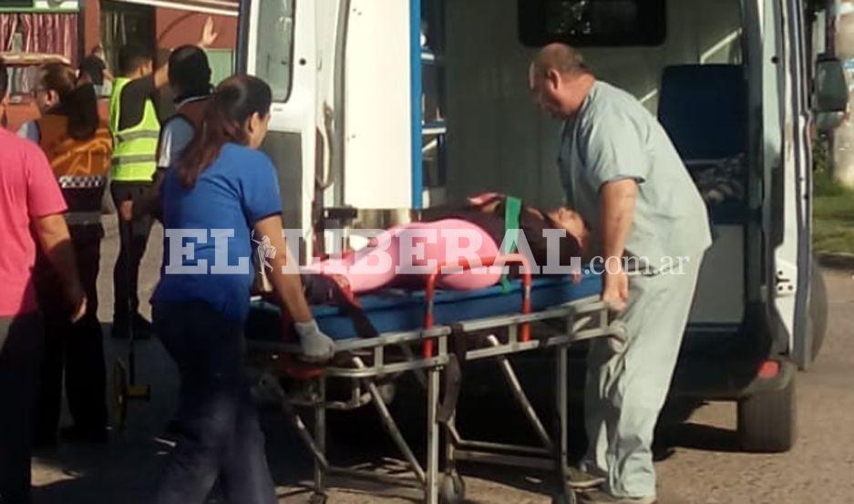 Joven motociclista terminoacute hospitalizada tras ser embestida por un auto