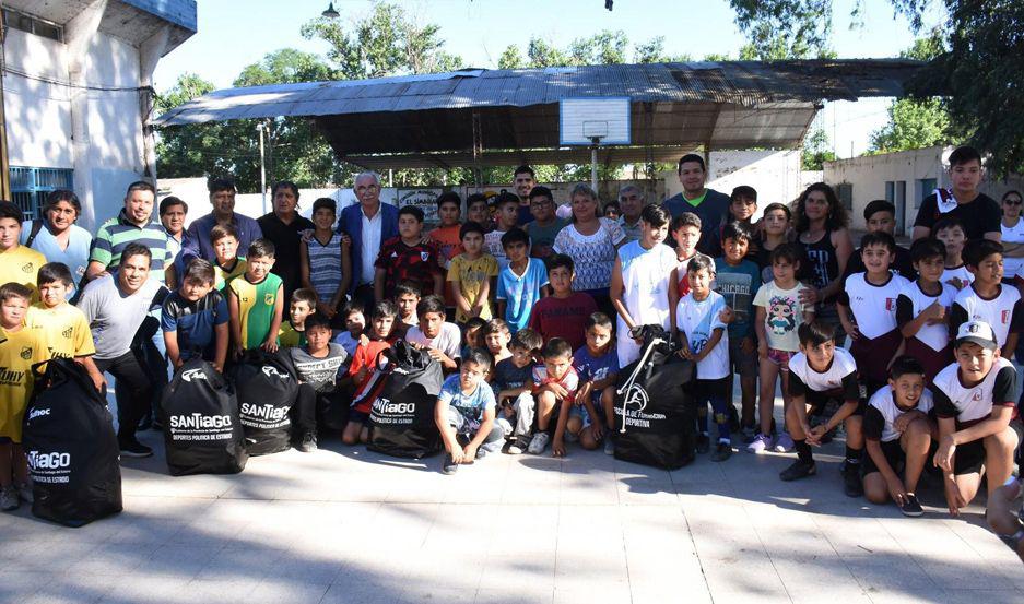 Varias escuelas de fuacutetbol recibieron  kits con elementos deportivos