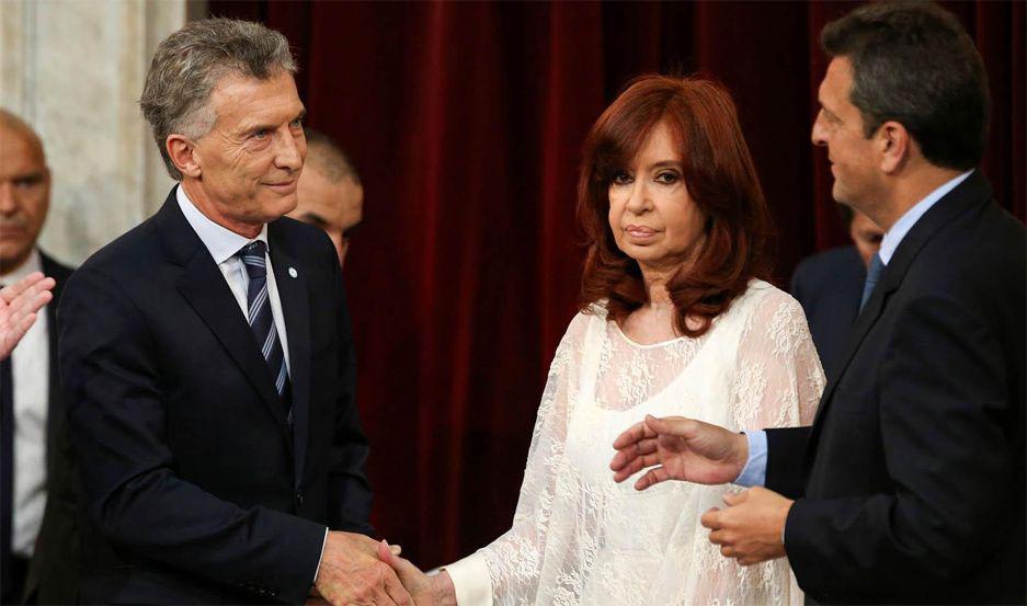 Nuevo desaire de CFK a Mauricio Macri- le dio la mano sin mirarlo