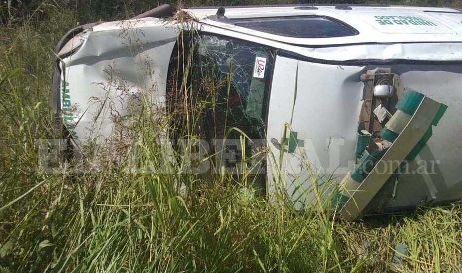 Una ambulancia sufrioacute un vuelco sobre Ruta 89