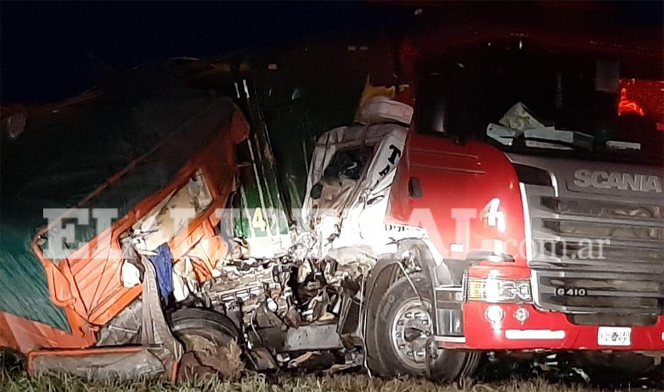 Uno de los camiones terminó incrustado en el otro rodado