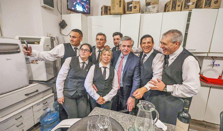El presidente recorrió las dependencias de la Casa
Rosada donde se sacó selfies con los empleados