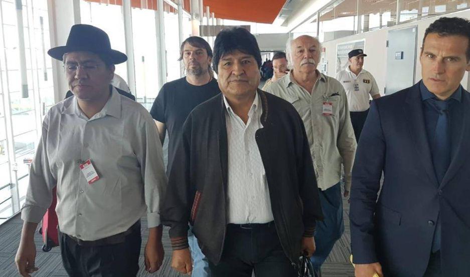 Evo Morales arribó a la Argentina con otros ex funcionarios de su gobierno
