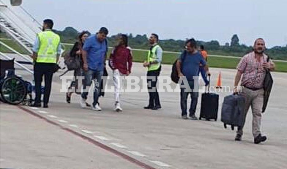 La joven cantante arribó en un vuelo a Santiago del Estero