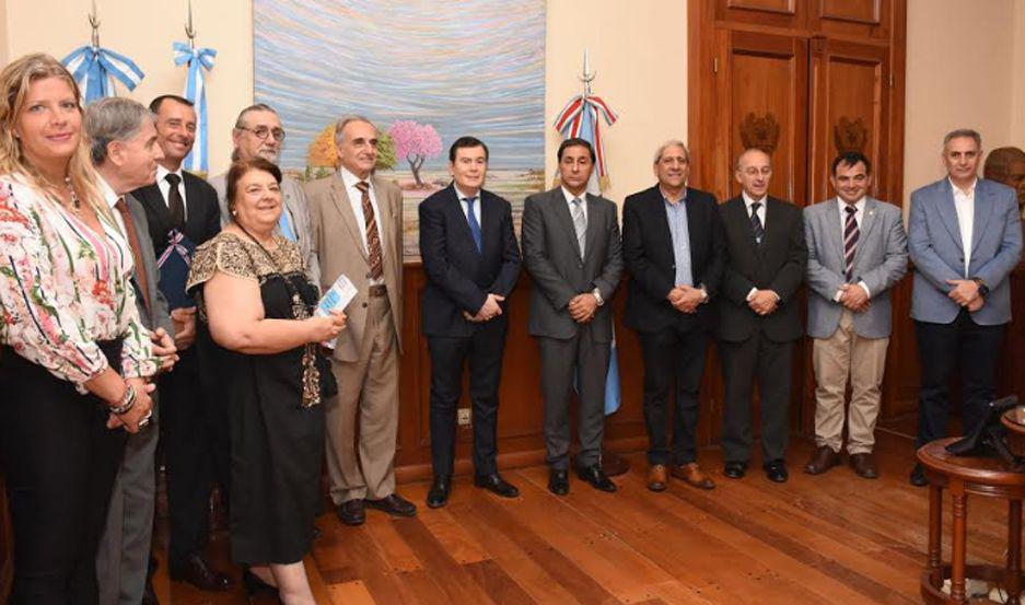 El primer mandatario provincial recibió a los representantes del Instituto Iberoamericano de Derecho Parlamentario
