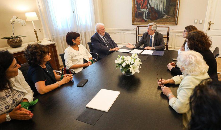 El presidente de la Nación recibió a los ministros Ginés Gonz�lez García y Elizabeth Gómez Alcorta con quienes analizó el nuevo protocolo