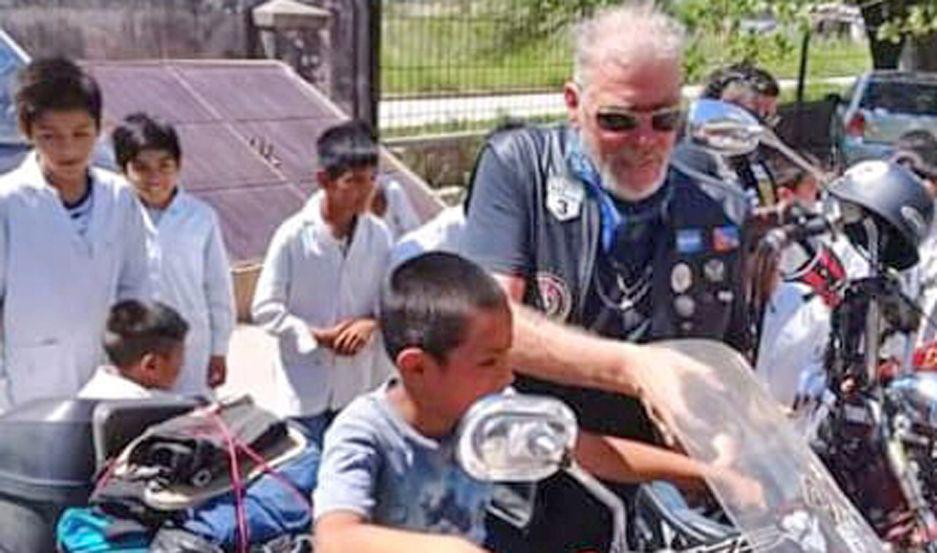 Moteros solidarios llegaron desde Ushuaia para entregar elementos