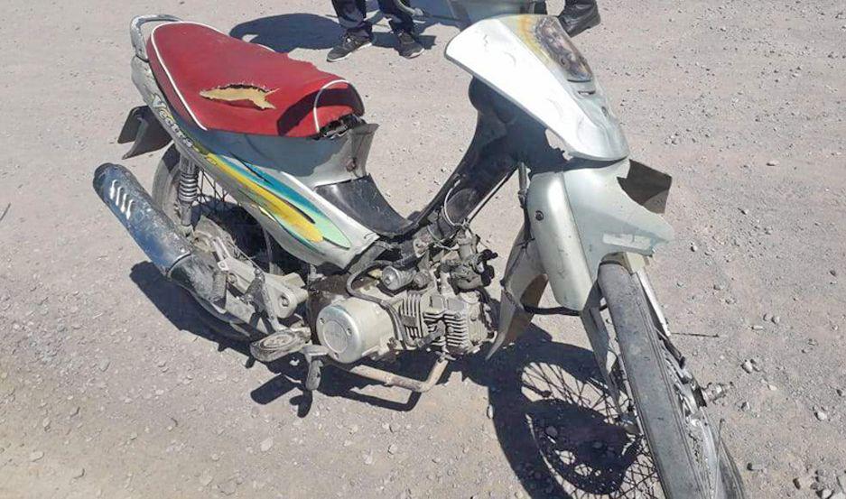 Con una moto robada chocaron un colectivo