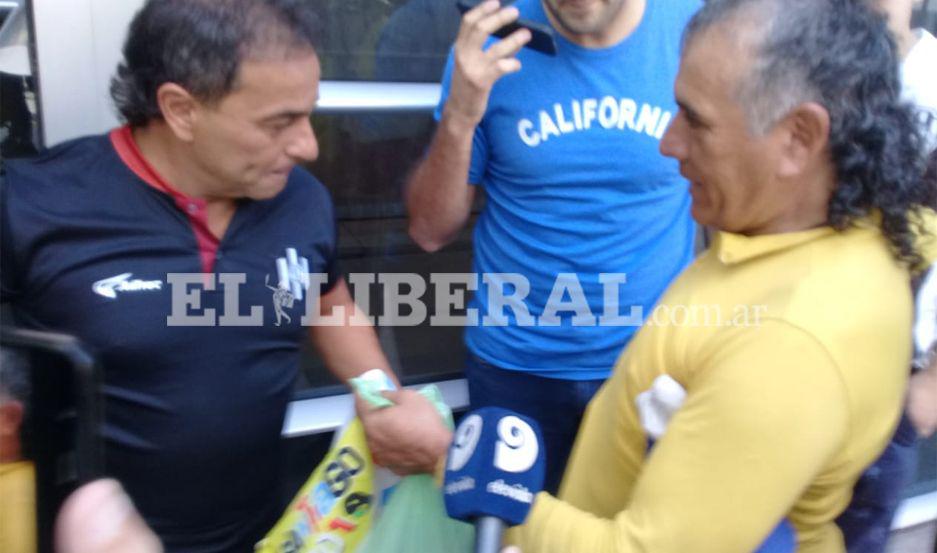 Oscar Gómez le hizo entrega al DT del Ferroviario una bandera para que sea firmada por todo el plantel