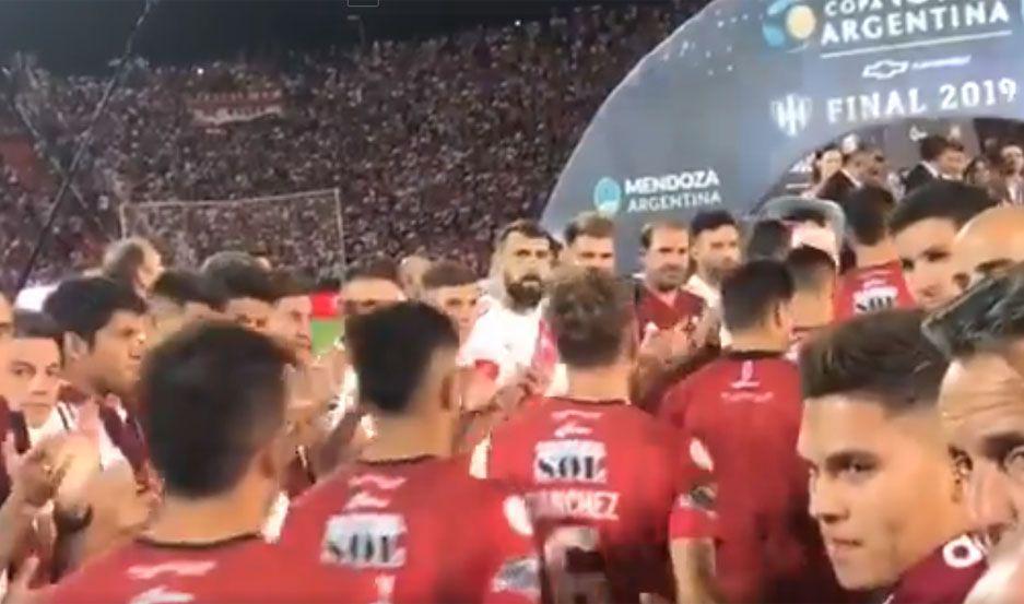 Los aplausos para los jugadores del Ferro