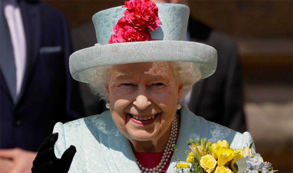 La reina de Inglaterra estaacute buscando quien le maneje las redes sociales