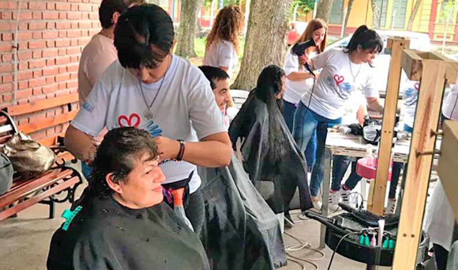 PARA TODOS La actividad denominada Tijeras Solidarias brinda el servicio de un corte de cabello gratuito a personas de todas las edades 
