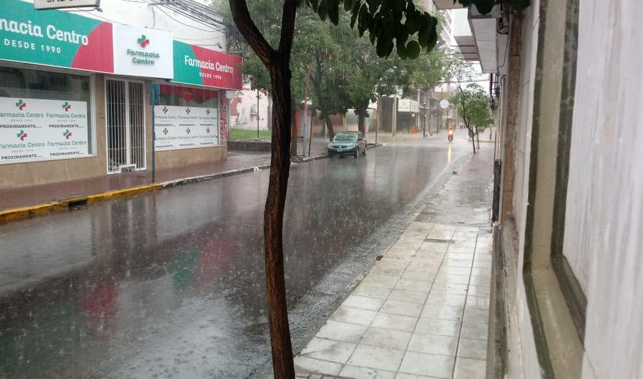 Fuertes vientos y una copiosa lluvia hicieron descender varios grados la temperatura desde la madrugada de este domingo