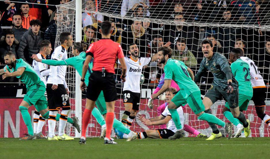 Real Madrid consiguioacute un empate agoacutenico en Valencia