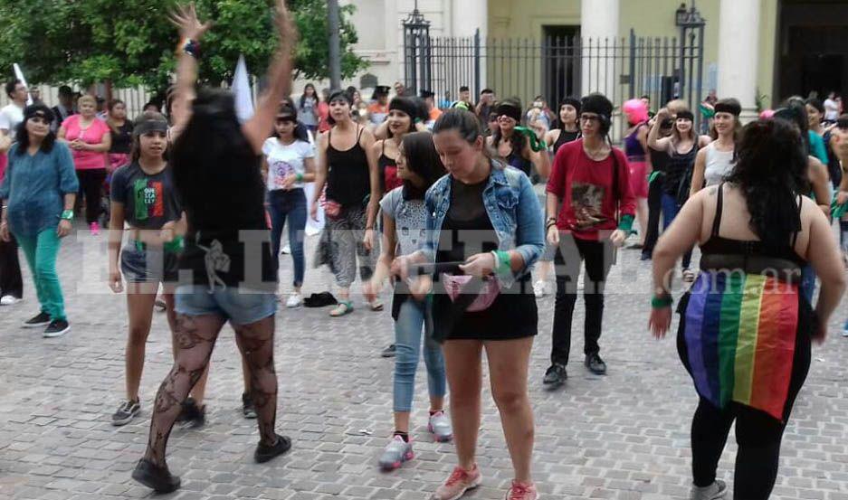 Las mujeres se manifestaron frente a la Catedral de Santiago