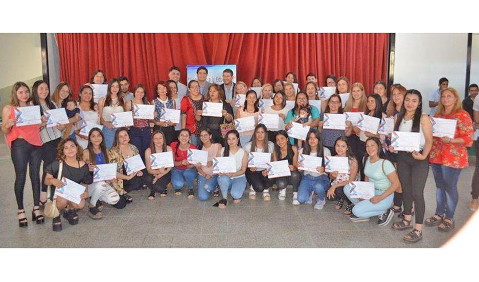 La Escuela de Artes y Oficios entregoacute casi 100 certificados en Sumampa