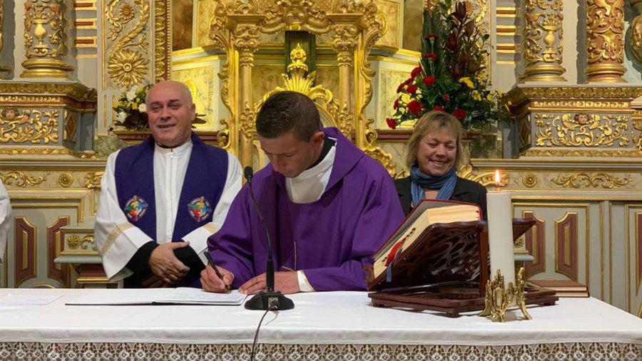 Un sacerdote modelo es furor en las redes sociales