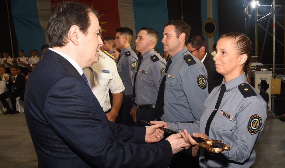 El gobernador presidioacute el acto de egreso de 723 cadetes de la Policiacutea