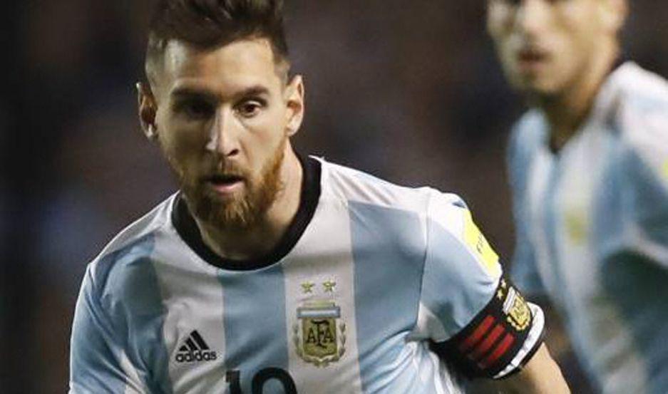 Tras purgar la fecha de suspensioacuten que adeuda Lionel Messi tendraacute su estreno ante Bolivia