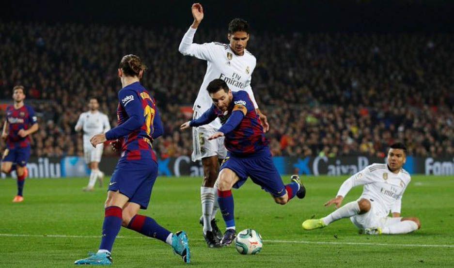 Barcelona y Real Madrid empataron sin goles en el claacutesico de Espantildea