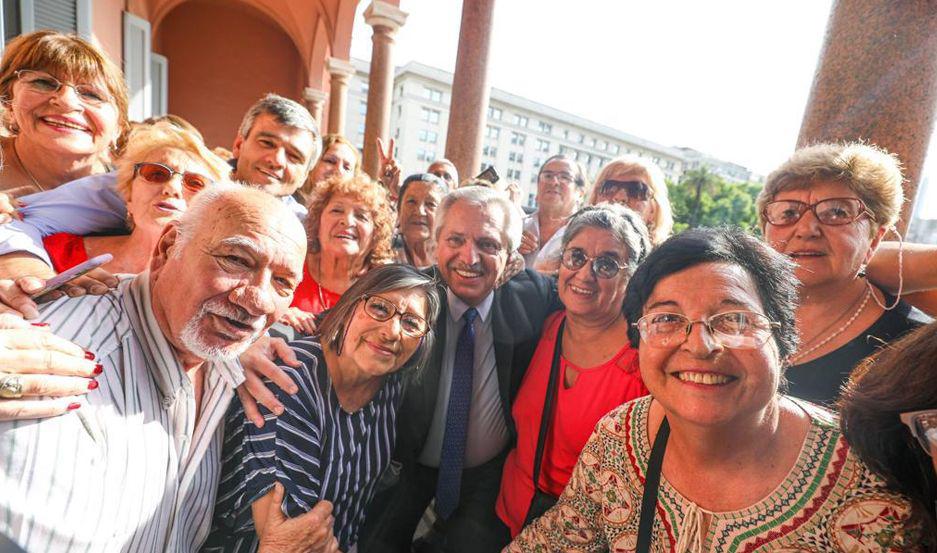 El presidente Alberto Fernaacutendez recibioacute a jubilados de Hurlingham