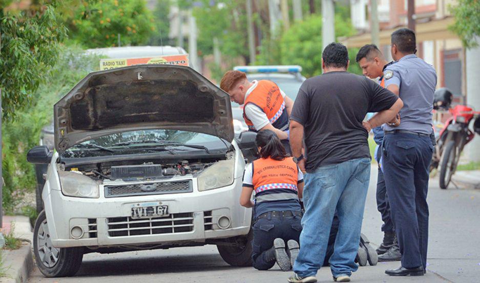 PERICIAS Los efectivos trabajan en el remís asaltado el 12 de noviembre