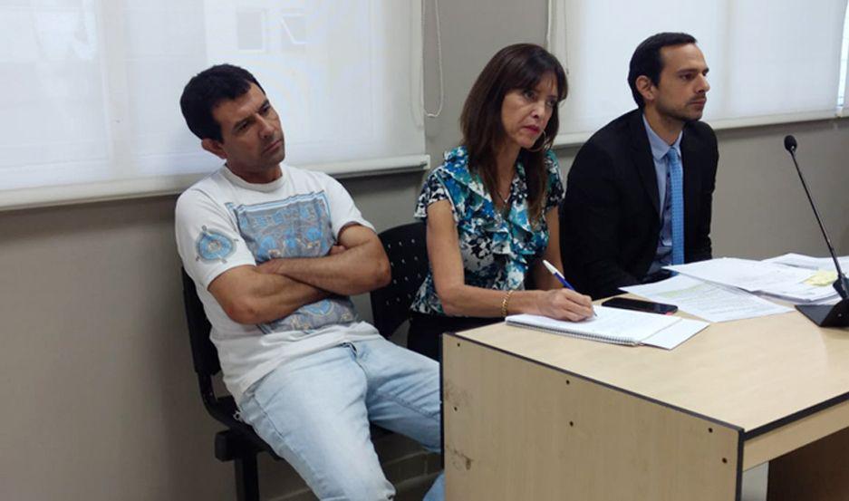 Ruiz permaneció imperturbable junto a su defensa