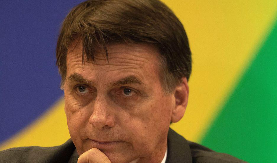 Molesto por una pregunta Jair Bolsonaro lanzoacute un insulto homofoacutebico a un periodista