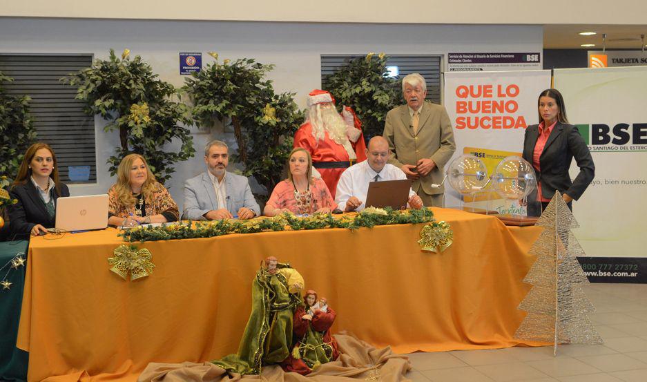 El sorteo estuvo supervisado por el escribano Luis Karam y contó con autoridades de las empresas santiagueñas entre ellas la subgerente
General del BSE Cecilia Echegaray y la gerente Comercial Claudia Gelid