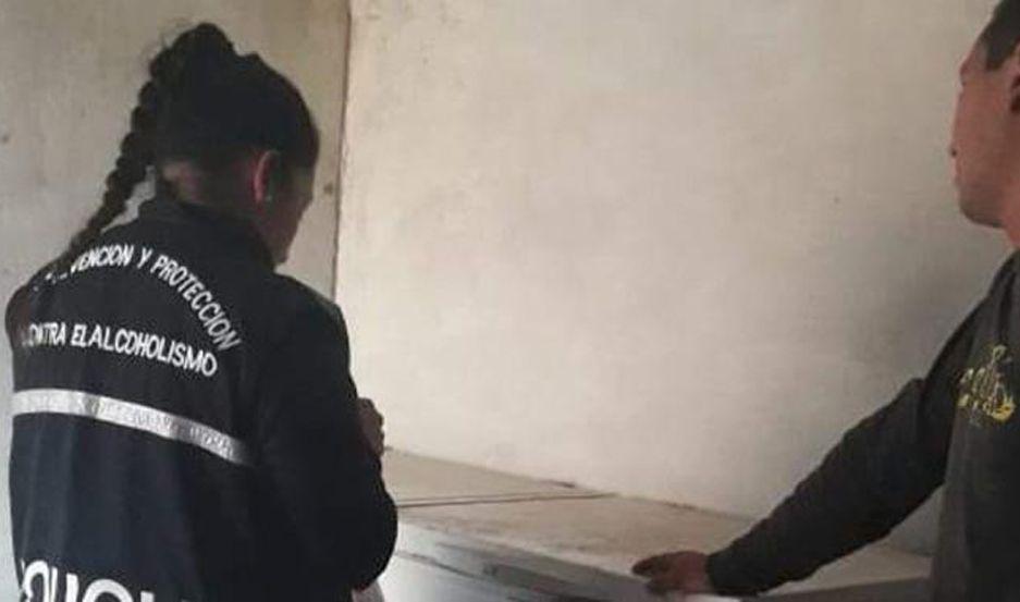 La policiacutea clausuroacute una finca y un puesto de venta de comidas por vender alcohol en plena veda