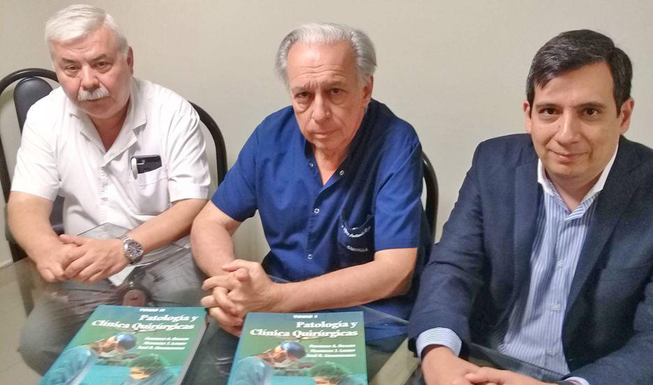 DETALLE Los doctores Ávila Rojo y Salas (de izquierda a derecha) dieron detalles del libro del que son coautores