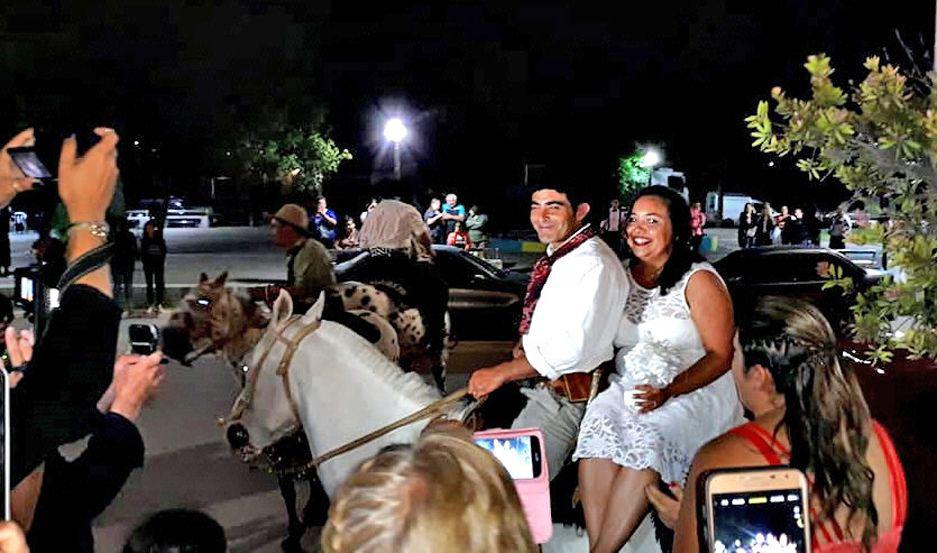 FELICES Fabi�n Lazarte y Romina Toloza se casaron y se fueron montando su caballo blanco El Pajarito
