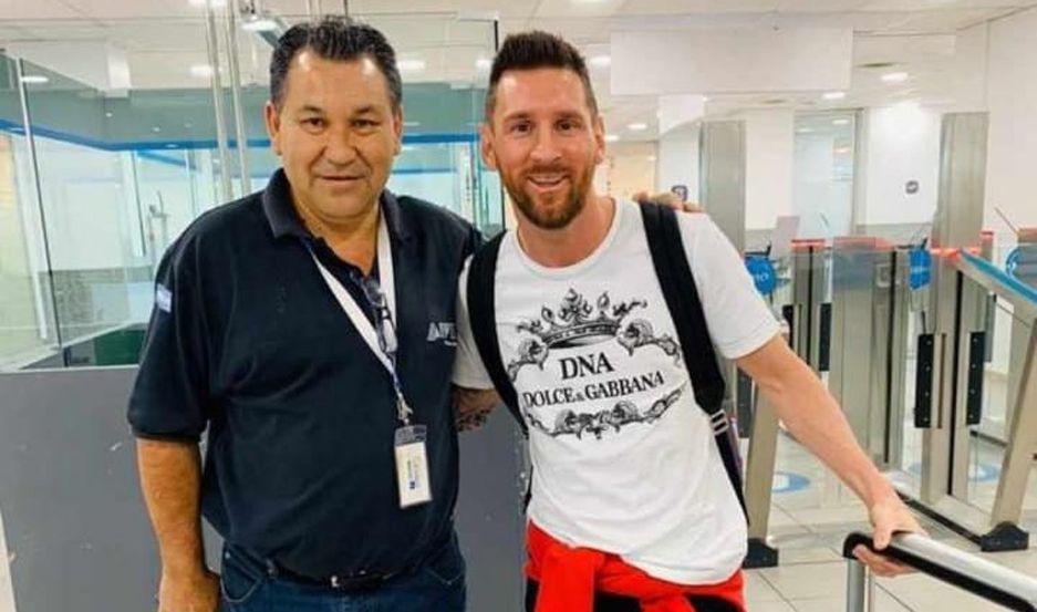 Lionel se tomó el tiempo para sacarse fotos con sus fans en el aeropuerto de Rosario