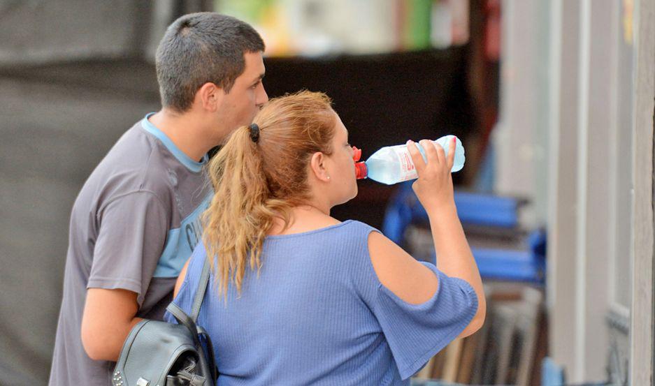 CLAVE La hidratación (agua segura evitar las bebidas con alcohol) es importante para evitar los golpes de calor