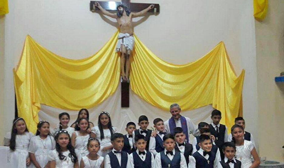 Un grupo de nintildeos de la localidad de Laprida tomoacute el sacramento de la primera comunioacuten