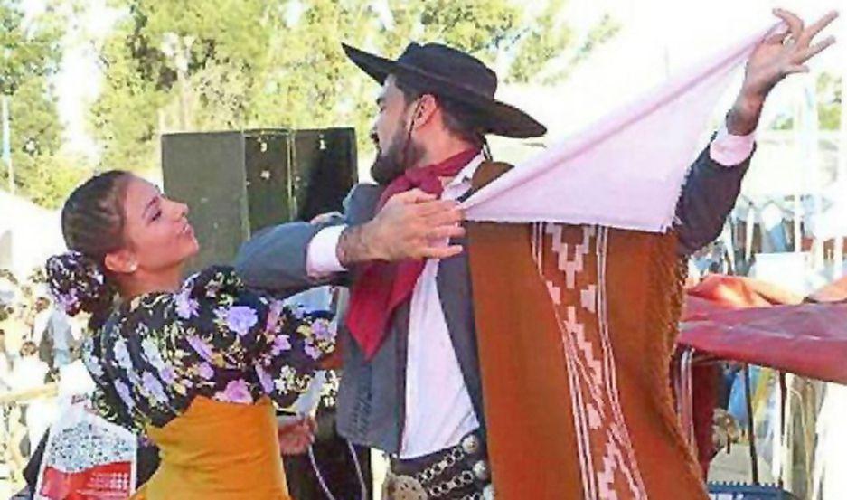 Dos bailarines frienses en la apertura del Festival de Cosquiacuten