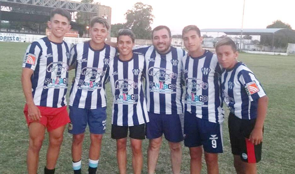 Exequiel Zeballos y otros juveniles surgidos de Sarmiento se reencontraron ayer en el club