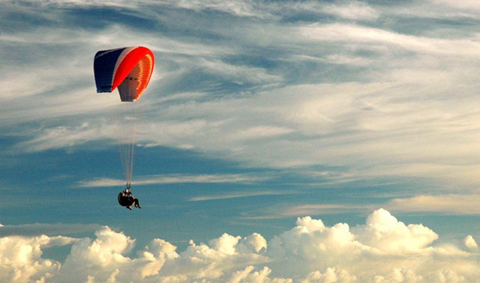 Habriacutean avistado en una zona rural el parapente del joven que se encuentra desaparecido
